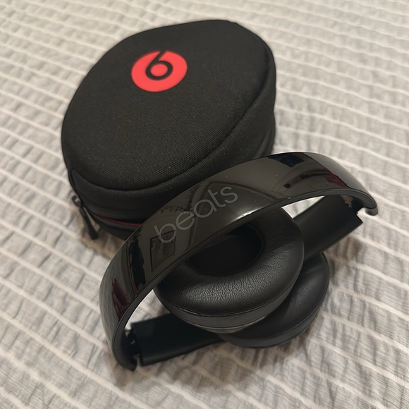 Beats Solo 3 Wireless Headphones - Picture 5 of 5